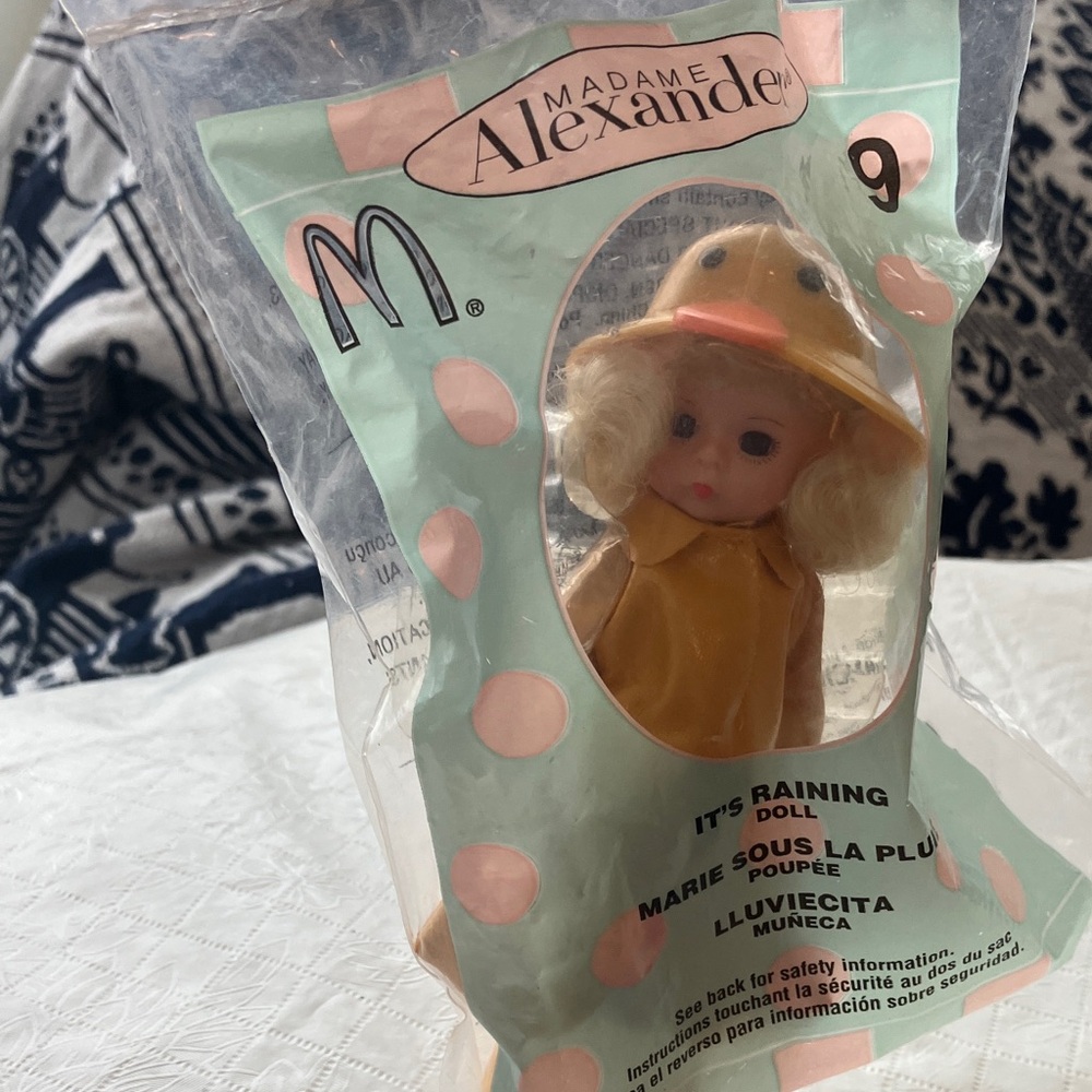 Vintage Madame Alexander ITS RAINING #9 Yellow Raincoat boots hat with Duck ‘03